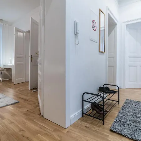 Hochwertige Altbauwohnung Im Modernen Stil In - Kueche - Terrasse - Wlan - Zentral